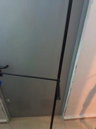 Cama metálica negra Ikea