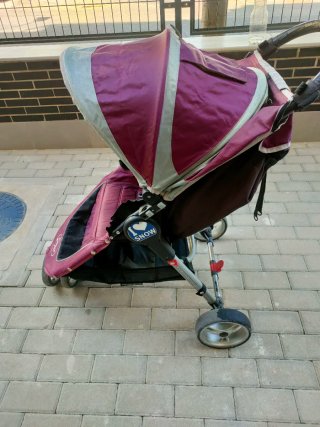 Carrito de bebé color burdeos