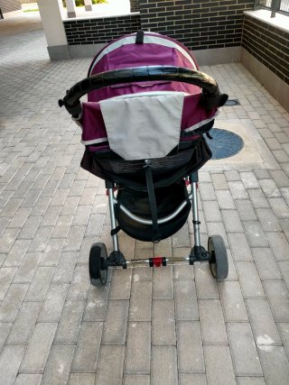 Carrito de bebé color burdeos
