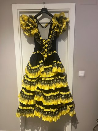 Traje de flamenca negro y amarillo