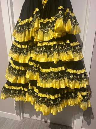 Traje de flamenca negro y amarillo