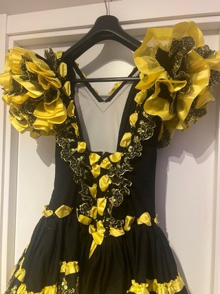 Traje de flamenca negro y amarillo