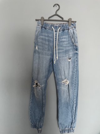Pantalón Bershka vaquero desgarrado con cordón