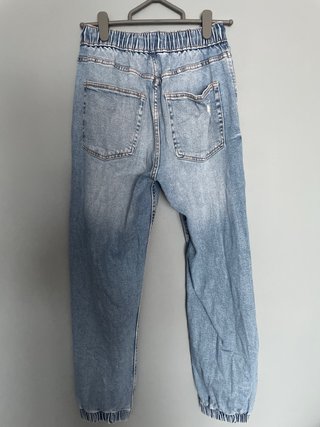 Pantalón Bershka vaquero desgarrado con cordón
