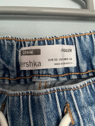 Pantalón Bershka vaquero desgarrado con cordón