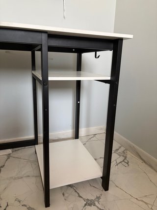 Escritorio de trabajo/gamer con estanterías