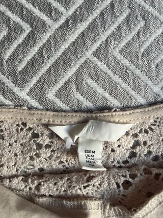 Top de encaje floral beige