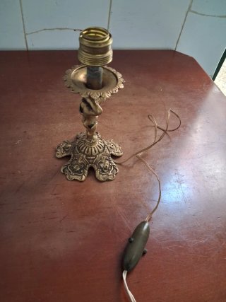 Lámpara de mesa antigua de metal