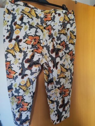Pantalones pirata blancos con mariposas