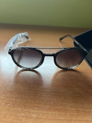 Gafas de sol negras y marrones