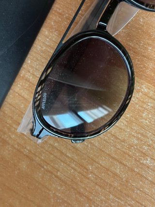 Gafas de sol negras y marrones