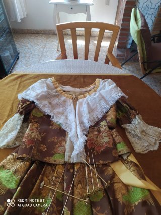 Traje de Fallera Marrón y Dorado