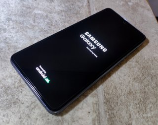 Samsung Galaxy S21 5G (128GB + 8GB di ram)