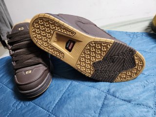 Zapatillas Globe Sabre Marrón y Dorado