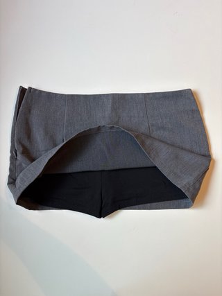Falda gris