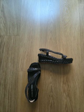 Sandalias cuña media ALMA EN PENA negras