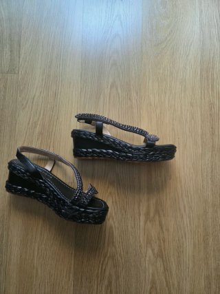 Sandalias cuña media ALMA EN PENA negras