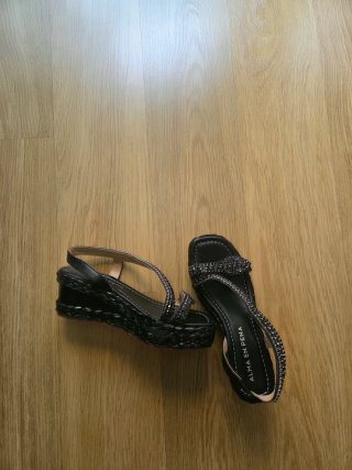Sandalias cuña media ALMA EN PENA negras