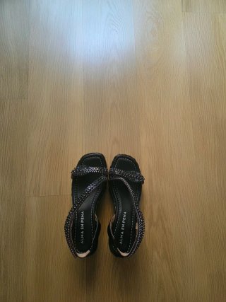 Sandalias cuña media ALMA EN PENA negras