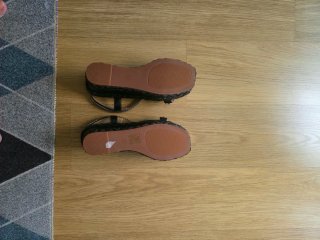 Sandalias cuña media ALMA EN PENA negras