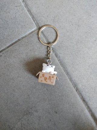 Llavero gato blanco en caja