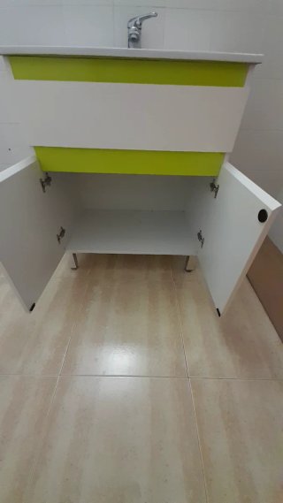 Mueble de baño blanco y verde