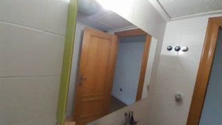 Mueble de baño blanco y verde