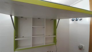 Mueble de baño blanco y verde