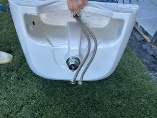 Lavabo 60cm Cerámica con Grifo y Accesorios