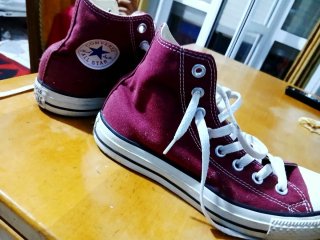 Scarpe Converse rosse e bianche
