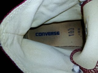 Scarpe Converse rosse e bianche