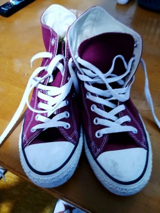 Scarpe Converse rosse e bianche