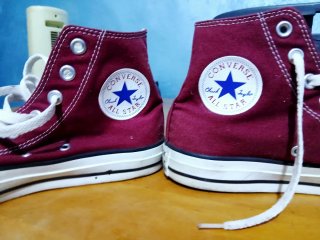 Scarpe Converse rosse e bianche