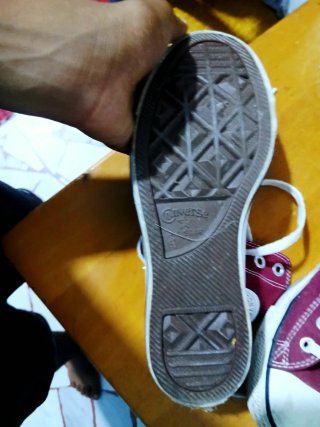 Scarpe Converse rosse e bianche