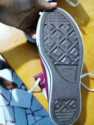 Scarpe Converse rosse e bianche