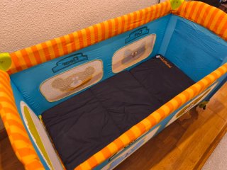 Parque de juegos y cuna de viaje