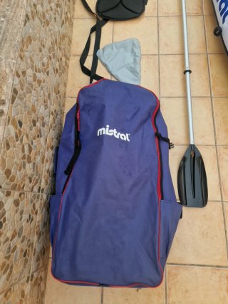 Kayak inflable azul y blanco