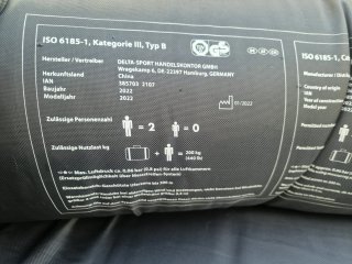 Kayak inflable azul y blanco