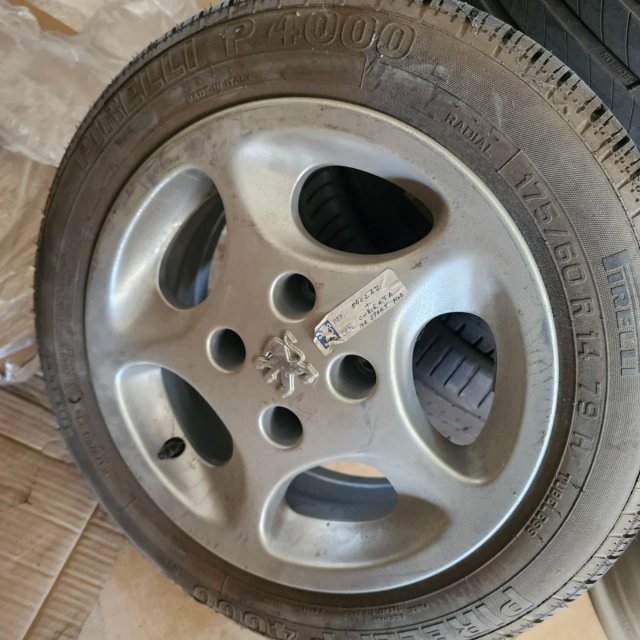 Llanta 14 Peugeot 106 Sport con neumático Pirelli