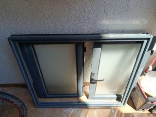 Ventana gris con cristal translúcido