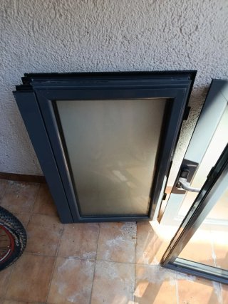 Ventana gris con cristal translúcido