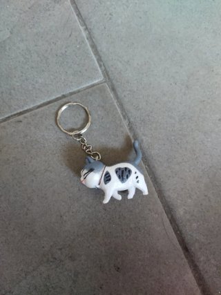 Llavero gato gris y blanco