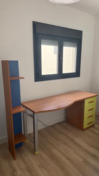 Escritorio y estantería