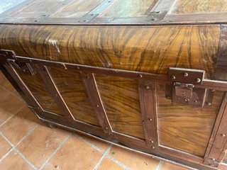 Baúl antiguo madera y metal