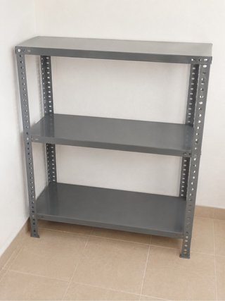 Estantería metálica gris