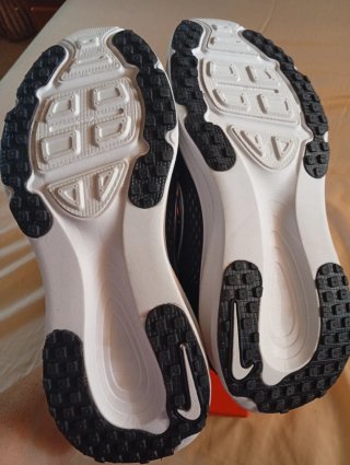 Zapatillas Nike Vomero 18 Hombre Negras/Blancas