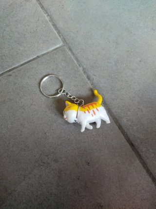 Llavero gato naranja y blanco
