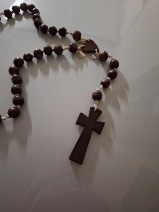 Rosario de madera con cruz