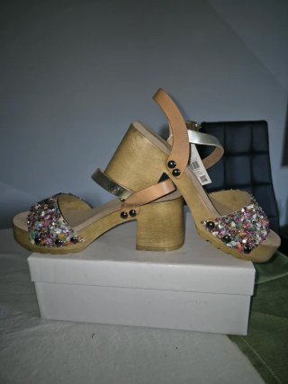 Sandalias de piel tacón madera pedrería T.36