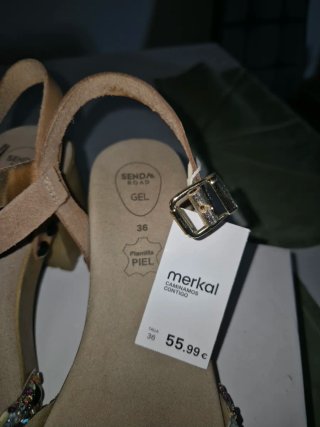 Sandalias de piel tacón madera pedrería T.36